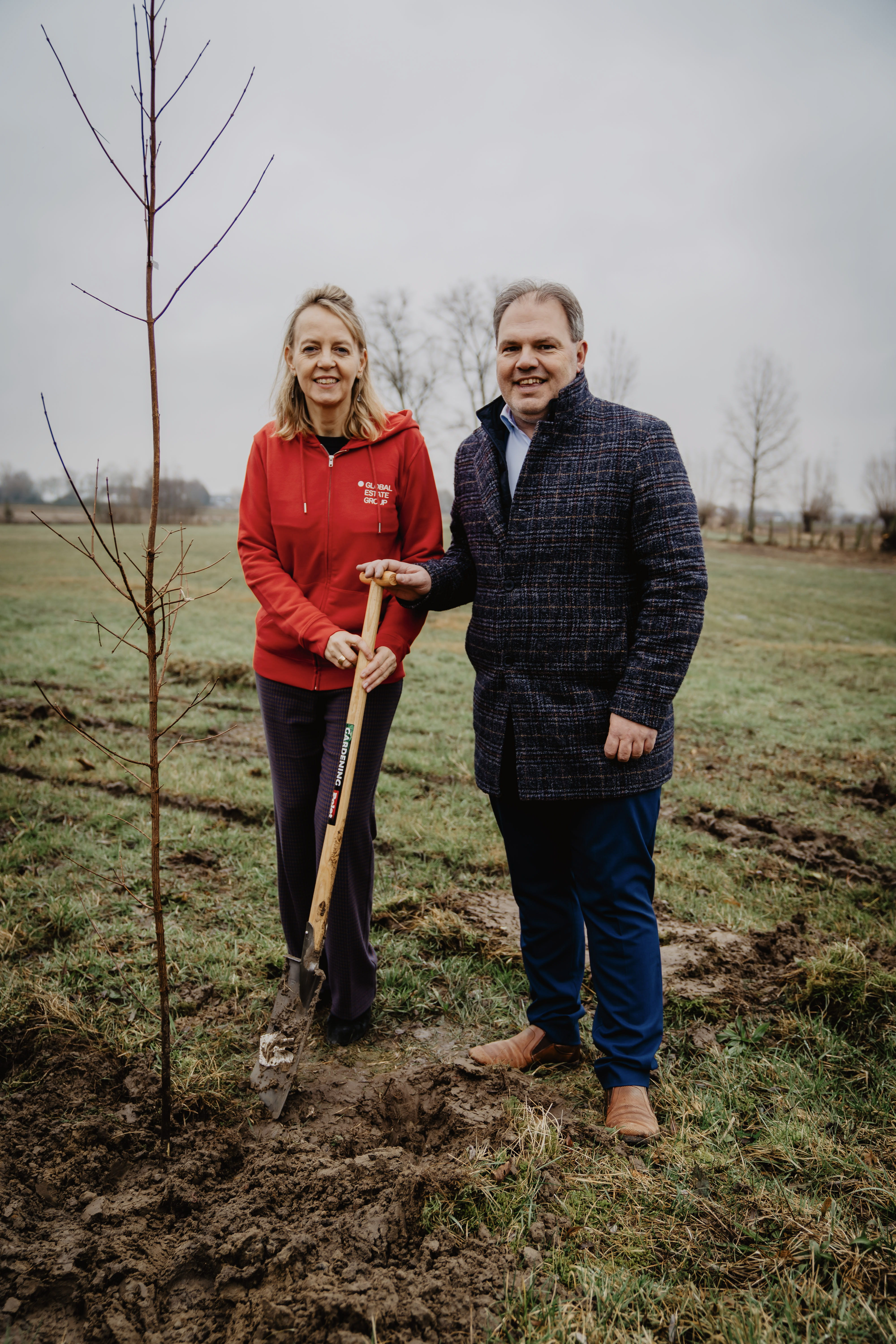 Kathleen Dewulf en Joeri De Maertelaere planten een boom