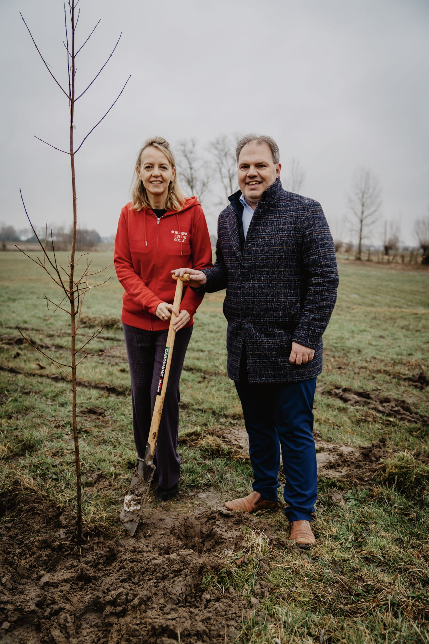 Kathleen Dewulf en Joeri De Maertelaere planten een boom Kathleen Dewulf en Joeri De Maertelaere planten een boom