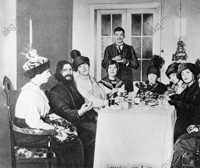 The daily meeting of Rasputin with his female followers. AKG142768