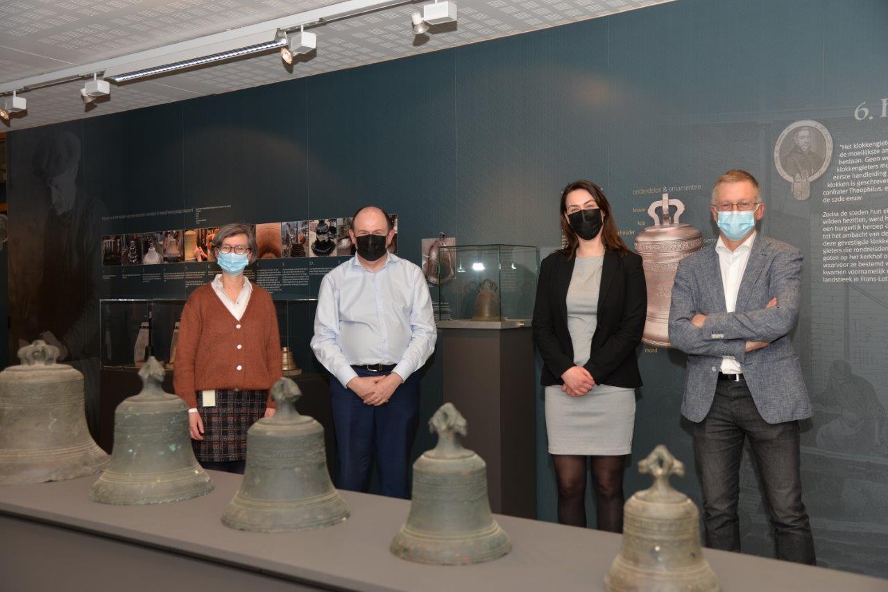 vlnr: Marie-Claire Van der Donckt, conservator pam Ename | Daniël Pletinckx, VR-specialist  | An Vervliet, gedeputeerde voor Erfgoed | Luc Rombouts, beiaardier