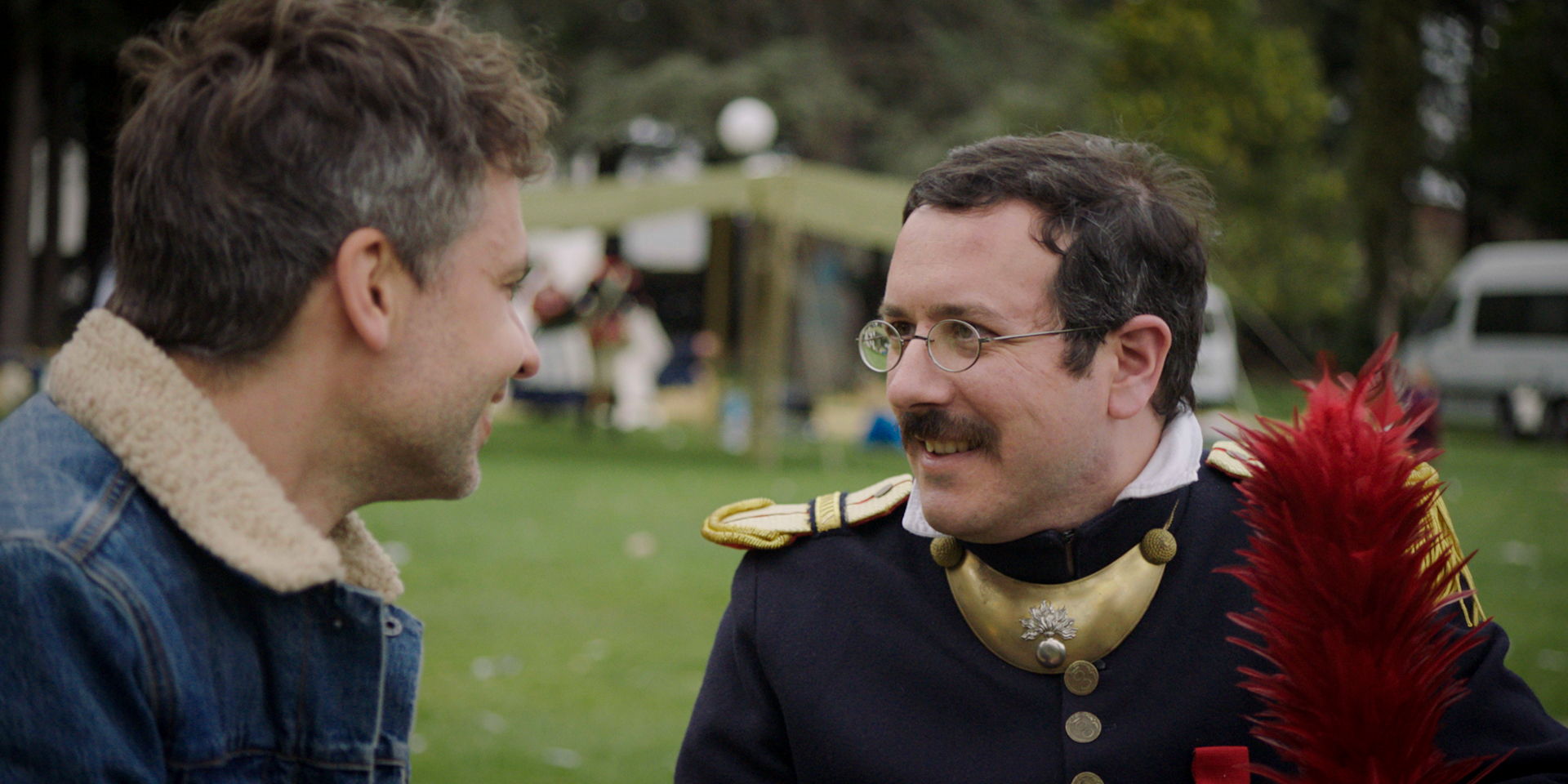 Thomas met een soldaat van Napoleon  in een reenactment van de Slag bij Vitoria - (c)  VRT / Sylvester