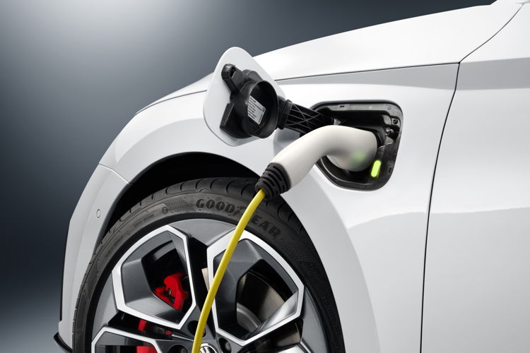 The all-new ŠKODA OCTAVIA RS iV and OCTAVIA iV plug-in hybrid models can be conveniently charged at home, using a standard 230-volt socket or a wallbox.