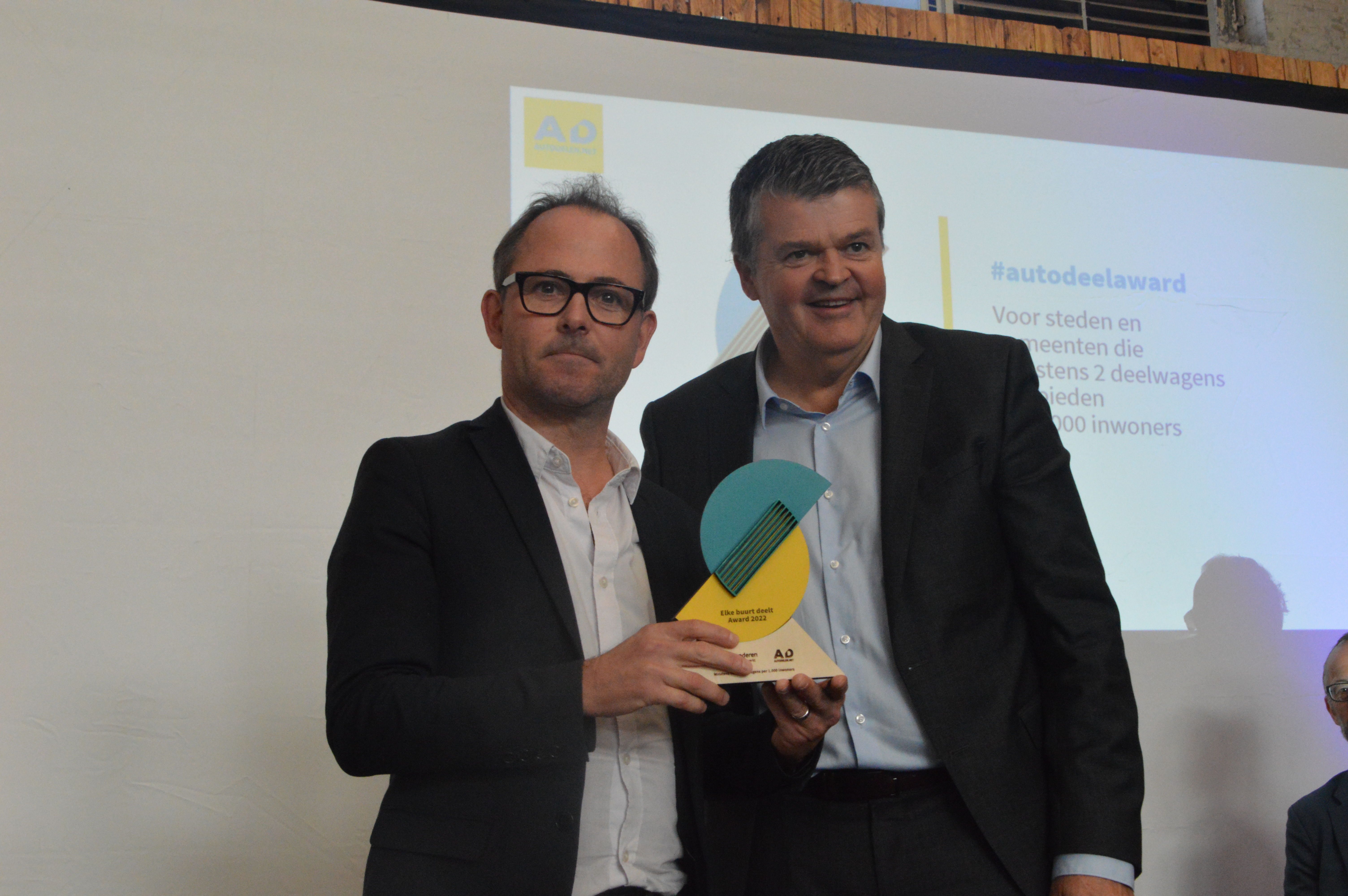 Schepen Dessers ontvangt de ''Elke buurt deelt’-award' van minister Bart Somers