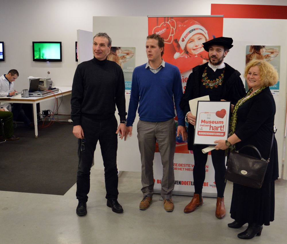 Denise Vandevoort, Luc Delrue, Jan Geldhof en Vesalius nemen het label 'Museum met een hart' in ontvangst