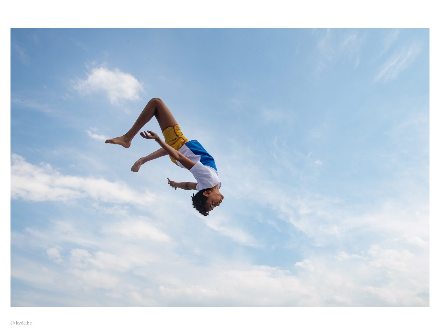 'Vliegen. Zweven. Vallen' van tout petit. Fotograaf: Kurt Van der Elst. 
(kinderen van Fabota en Cirkus in Beweging)
