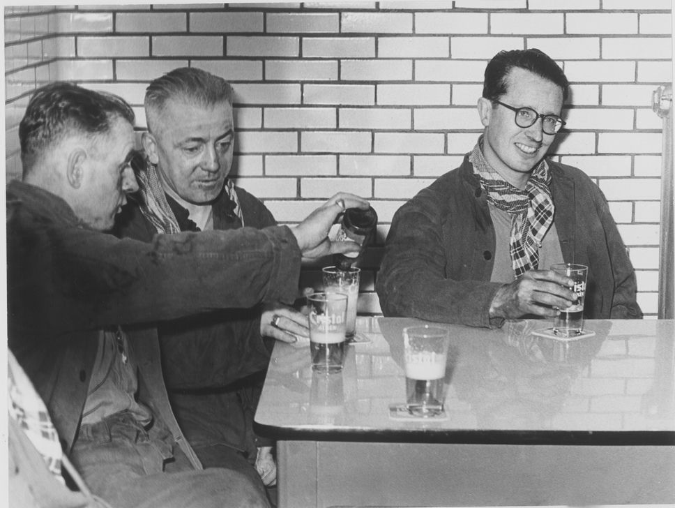 Le roi Baudouin boit une bière avec des mineurs de fond de la mine de Waterschei, 1960 Odette Dereze / GermaineImage / akg-images