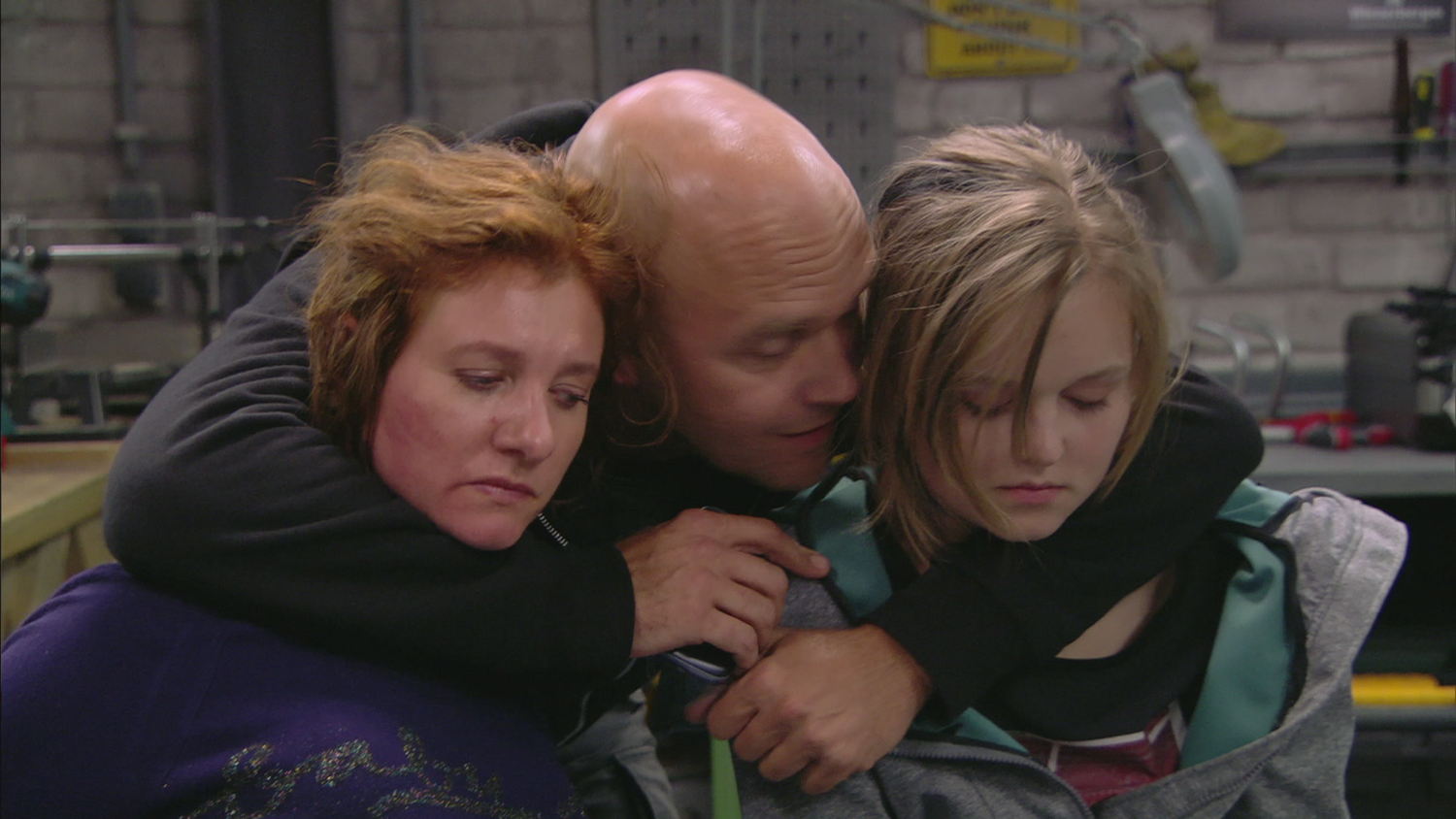 Danny gijselt Emma en Sam (24.11.15) - THUIS (c) VRT