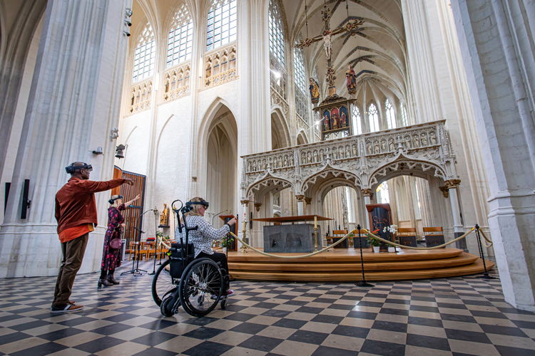 Bezoekers ontdekken de kunstwerken van de Leuvense Sint-Pieterskerk met de HoloLens 2. Foto: Dirk Leemans