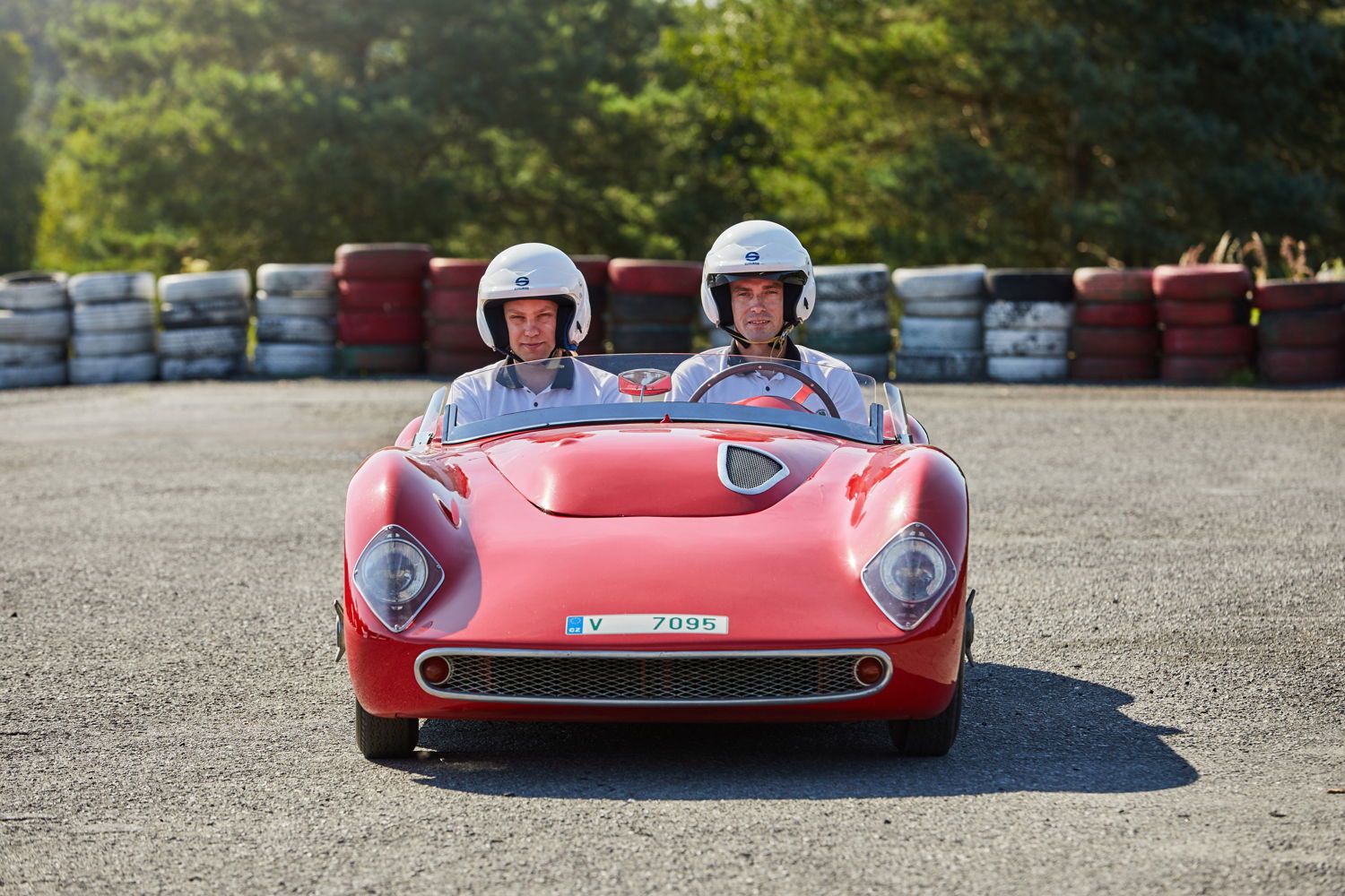 The two completed several laps with the ŠKODA 1100 OHC sports prototype from 1957, which served as inspiration for the 31 apprentices of the ŠKODA vocational school in building the dynamic Spider SLAVIA.
