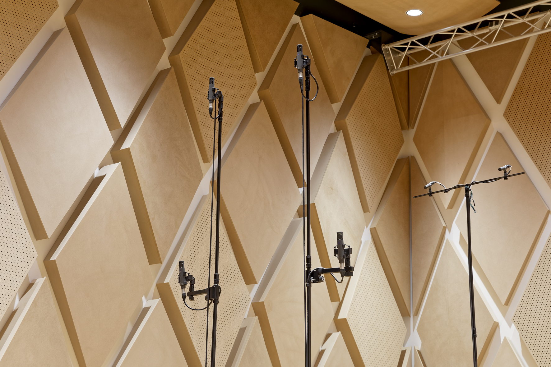 Das Mikrofon-Array mit vier Sennheiser MKH 800 TWIN Studio-Kondensatormikrofonen hört auf die Bezeichnung TWIN Square. Die Doppelkapseln (Front-/Rear-Wandler mit nierenförmiger Richtcharakteristik) verteilen sich auf zwei Höhenebenen. Rechts sind zwei an einem T-Bar montierte Sennheiser HF-Kondensatormikrofone MKH 8090 zu sehen, die Signale für die künstliche Nachhallzeit-verlängerung liefern