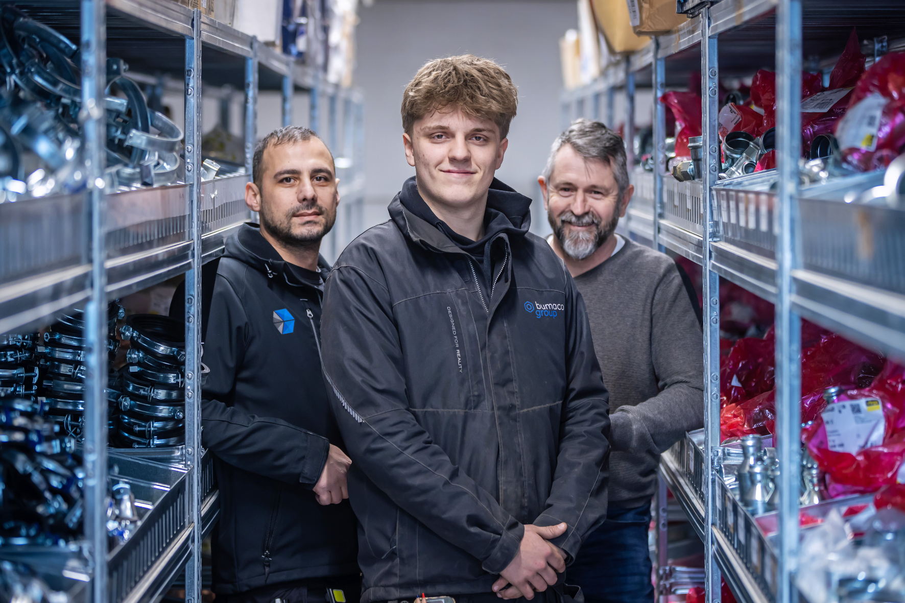 Jonas Wouters is student duaal leren bij Heatco. Zonder de hulp van technieker Artour Akompian (links) en trajectbegeleider Hans Frederickx (rechts) van De Wijnpers, zou zo'n opleiding niet mogelijk zijn. Jonas Wouters is student duaal leren bij Heatco. Zonder de hulp van technieker Artour Akompian (links) en trajectbegeleider Hans Frederickx (rechts) van De Wijnpers, zou zo'n opleiding niet mogelijk zijn.