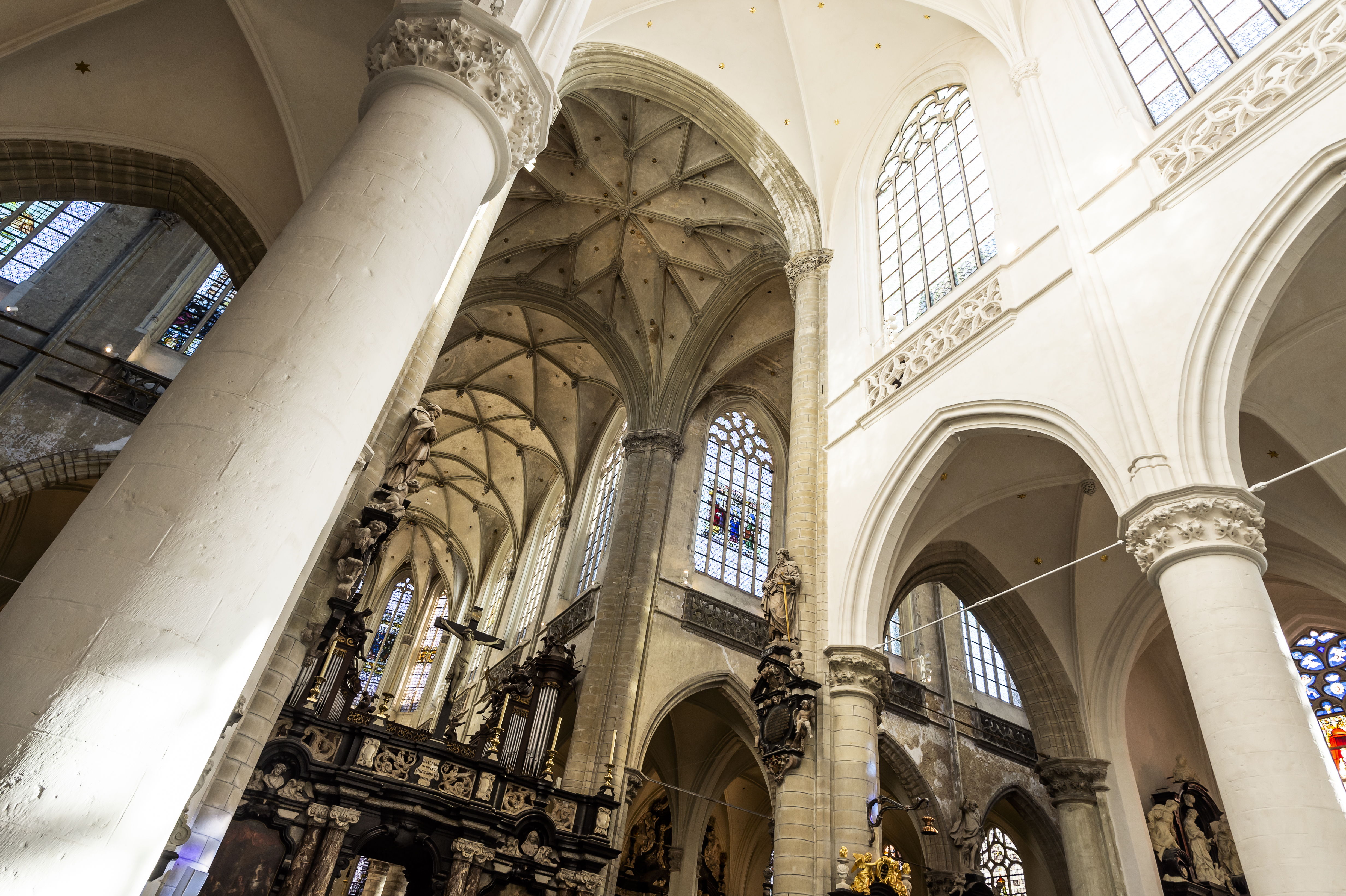 Interieur van de kerk met op de voorgrond het reeds gerestaureerde gedeelte (westzijde), op de achtergrond het deel dat nu wordt aangepakt (oostzijde) ©Sigrid Spinnox