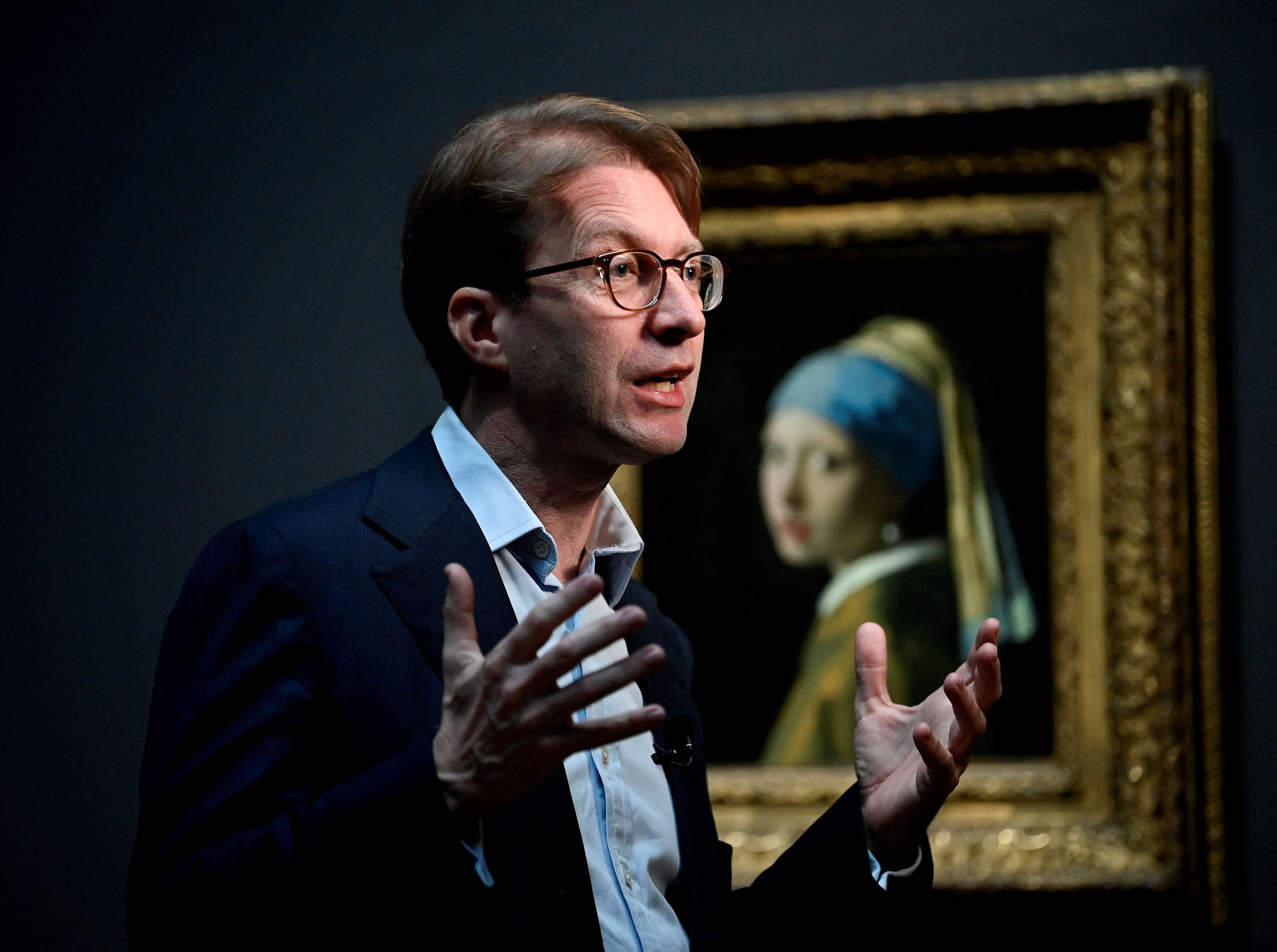 Rijksmuseum General Director, Taco Dibbits, speaks in front of "The Girl with a pearl earring" ​ ​ ​ ​ ​ ​ ​ ​ ​ ​ ​ ​ ​ © BELGA PHOTO(JOHN THYS / AFP)