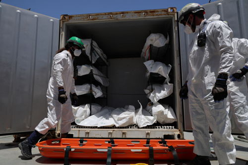 8 juin 2024. Les 11 corps repêchés la veille en Méditerranée transférés par l'équipe MSF du Geo Barents sur un navire des garde-côtes italiens près de Lampedusa. © Frederic Seguin/MSF