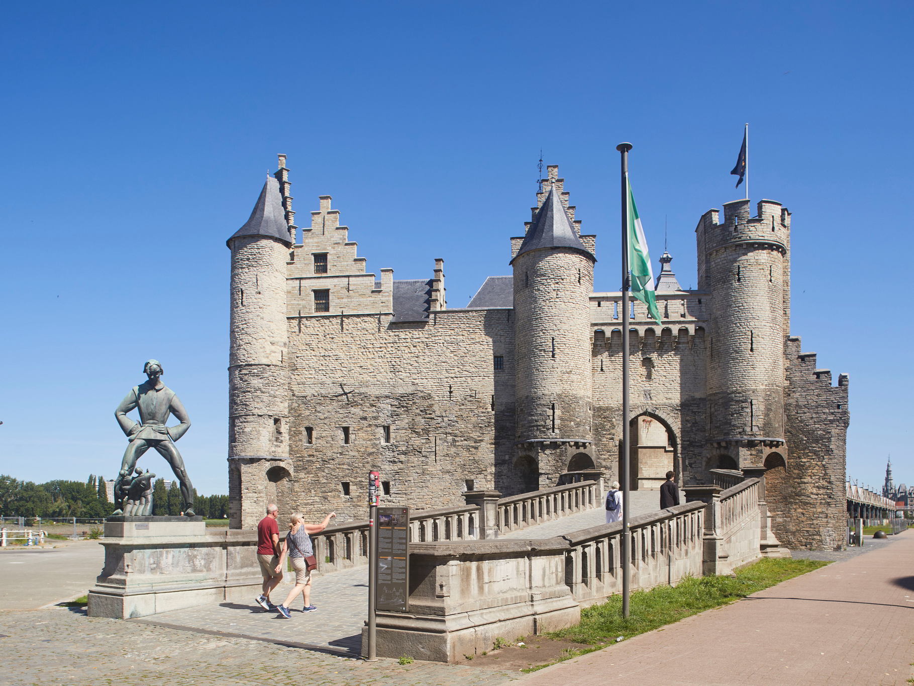 Antwerpse wijnproducent laat wijn rijpen in kelder van Het Steen