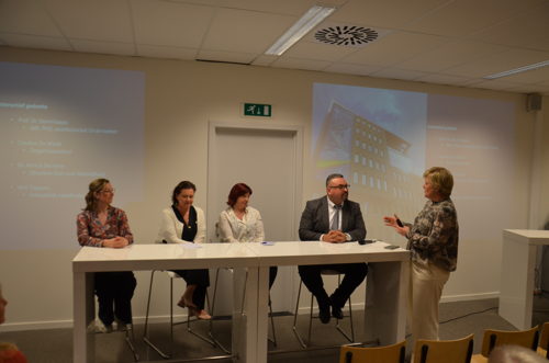 Panelgesprek met Ann Trappers (Foyer vzw), Candice De Windt (zorgambassadeur), Annick Dermine (Huis voor Gezondheid), Demirkapu Hakki (VUB en huisarts MediSina) en Karen Van Wassenhove (Odisee-hogeschool)