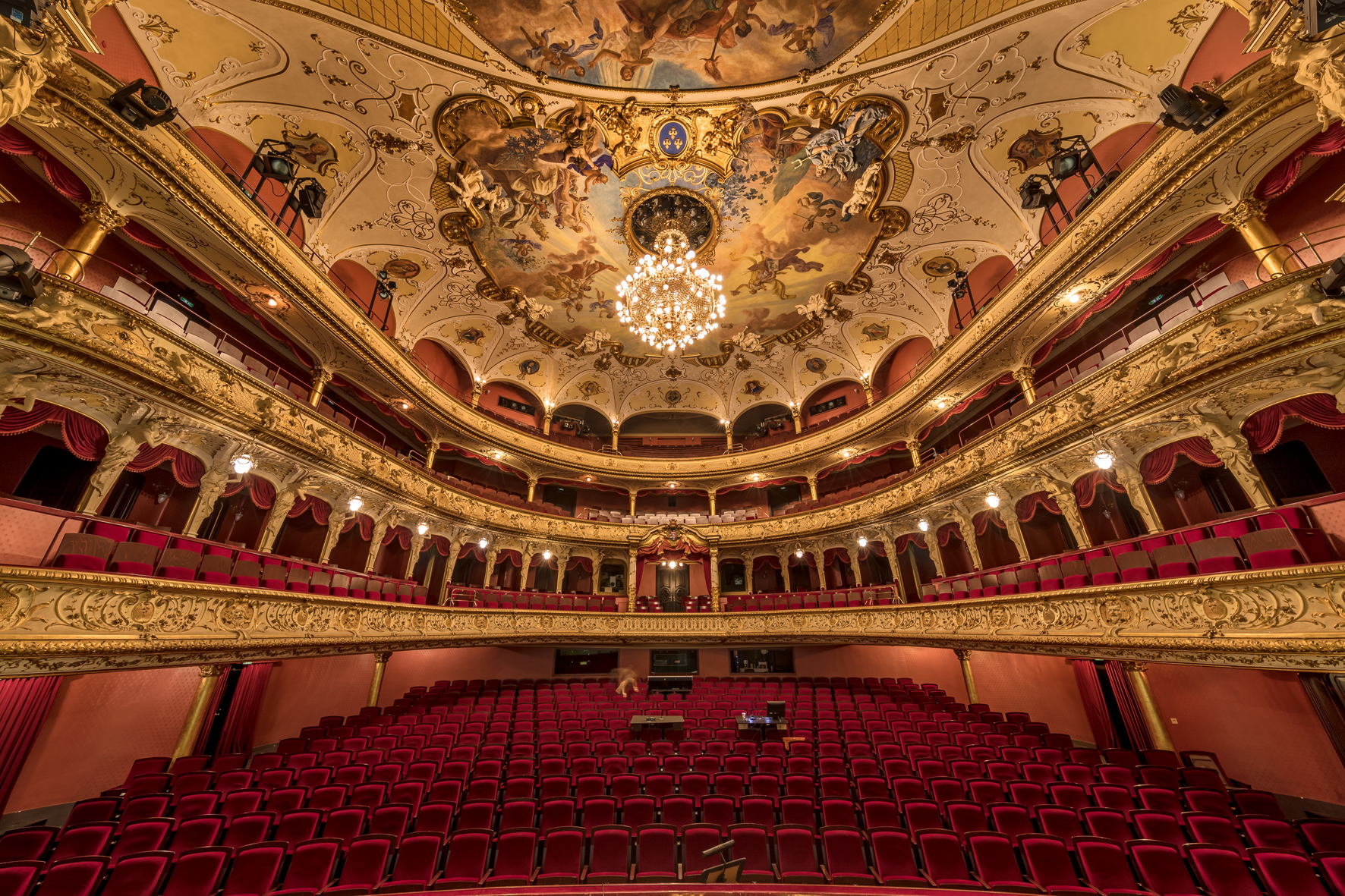 Das Hessische Staatstheater Wiesbaden sorgt in jeder Spielzeit mit mehr als 20 Neuinszenierungen sowie einem bewährten Repertoireprogramm für ein breit gefächertes Kulturangebot Das Hessische Staatstheater Wiesbaden sorgt in jeder Spielzeit mit mehr als 20 Neuinszenierungen sowie einem bewährten Repertoireprogramm für ein breit gefächertes Kulturangebot