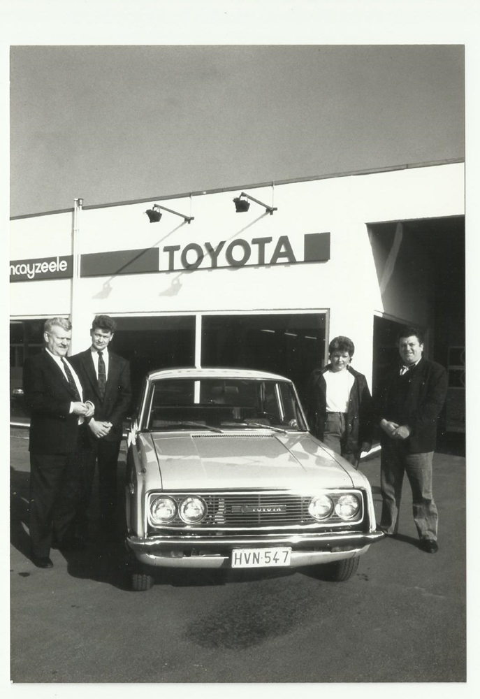 De eerste Belgische klant neemt zijn
Toyota Corona in ontvangst (1966)