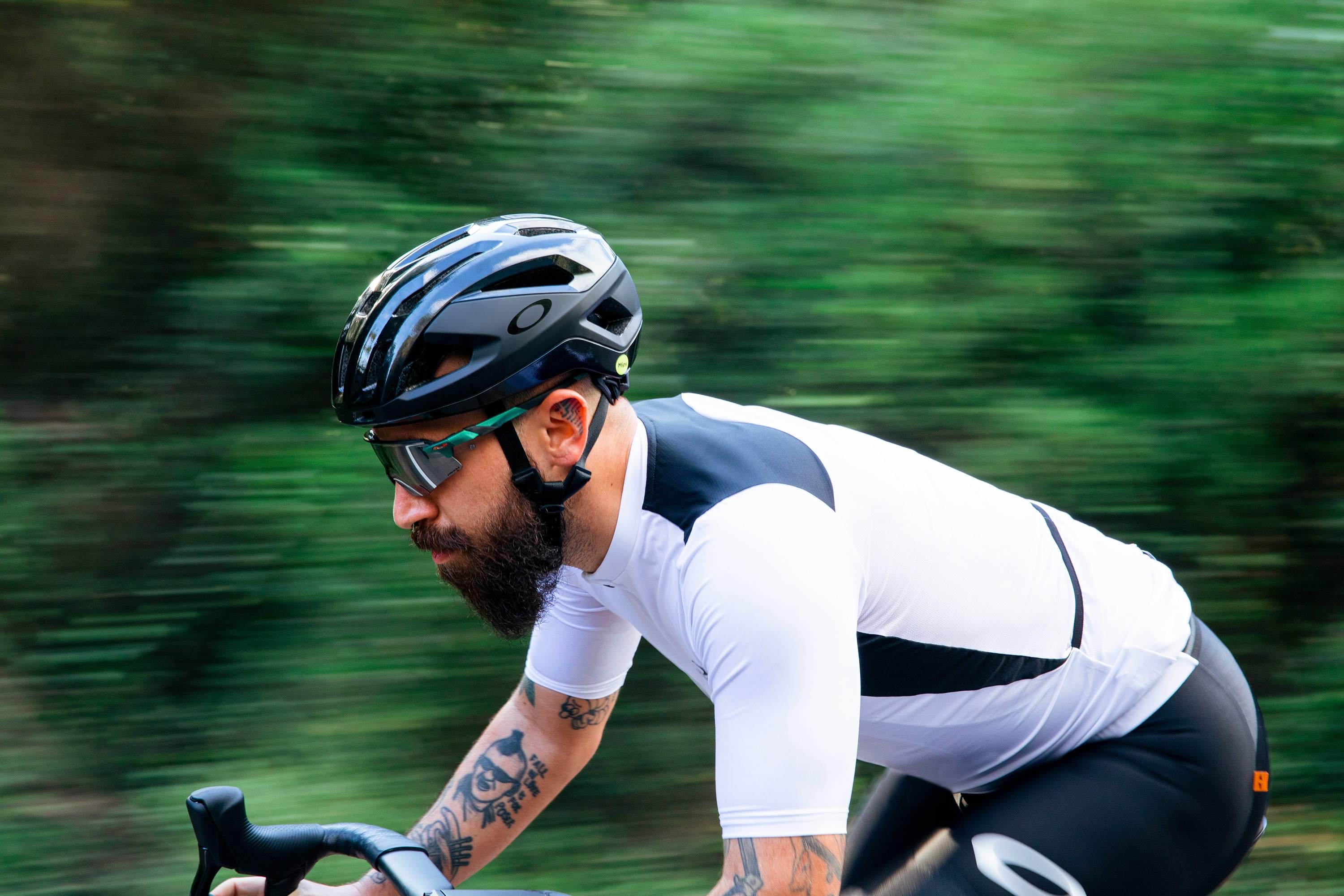 KOLEKCJA ROWEROWA OAKLEY® 2023 ZAPEWNI CI KOMFORT W KAŻDYCH WARUNKACH