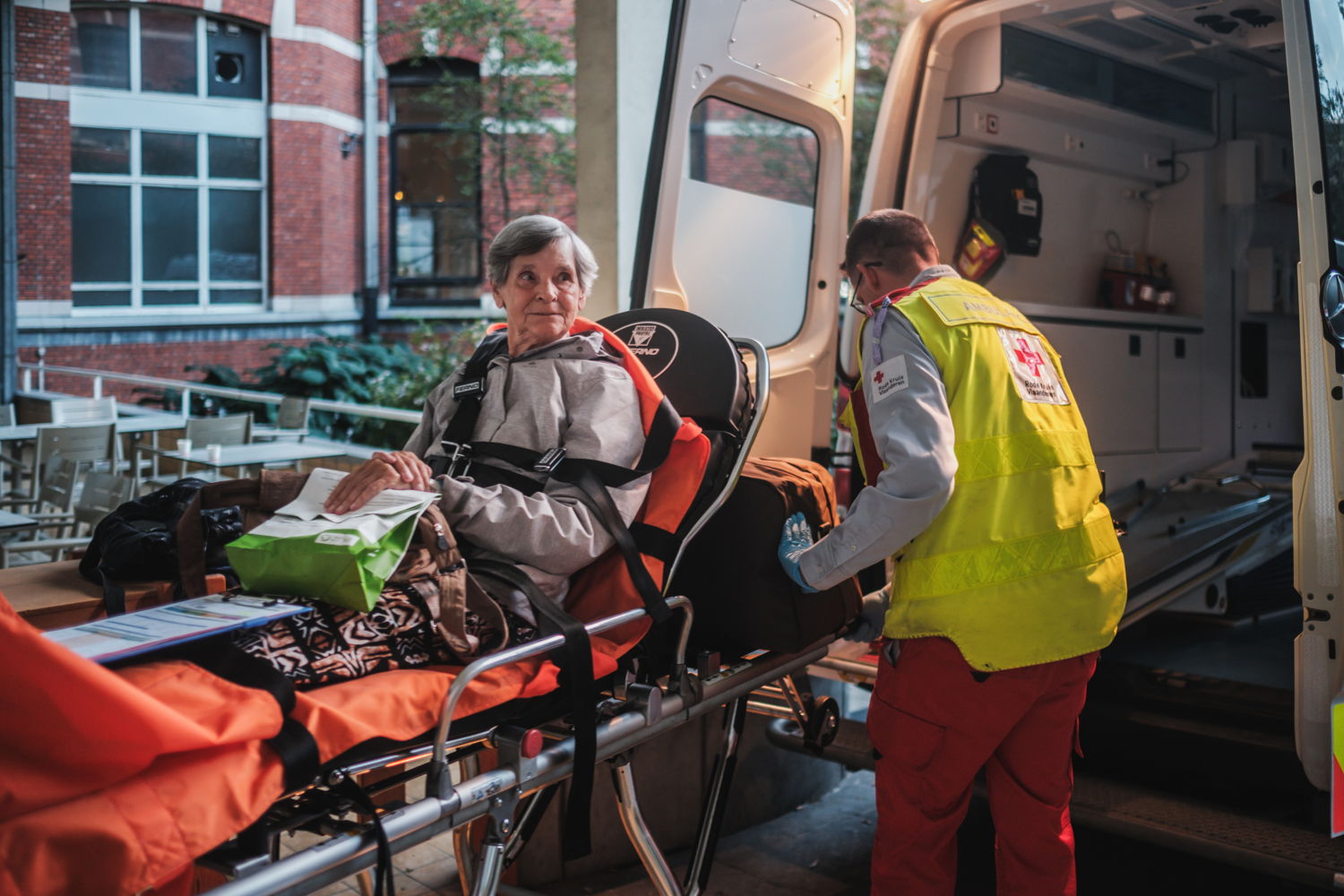 Een patiënte wacht om in ZNA Stuivenberg met de ambulance naar het nieuwe ZNA Cadix te vertrekken. (Foto: ZNA / Lensmens)