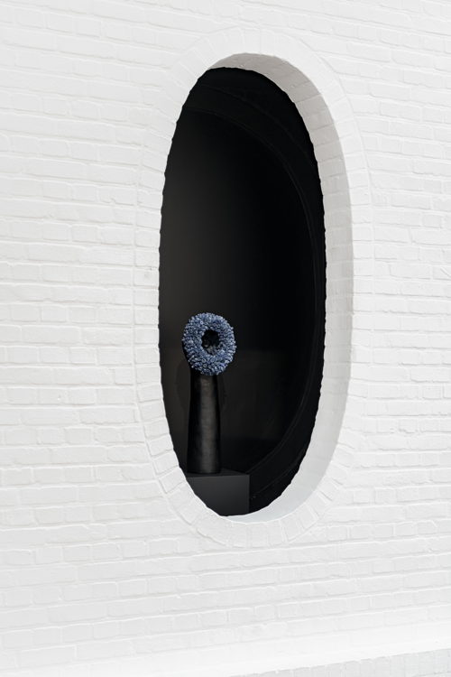 Simone Leigh, No Face (cobalt), 2016 © The Artist & Maruani Mercier. Photo Léonard Pongo