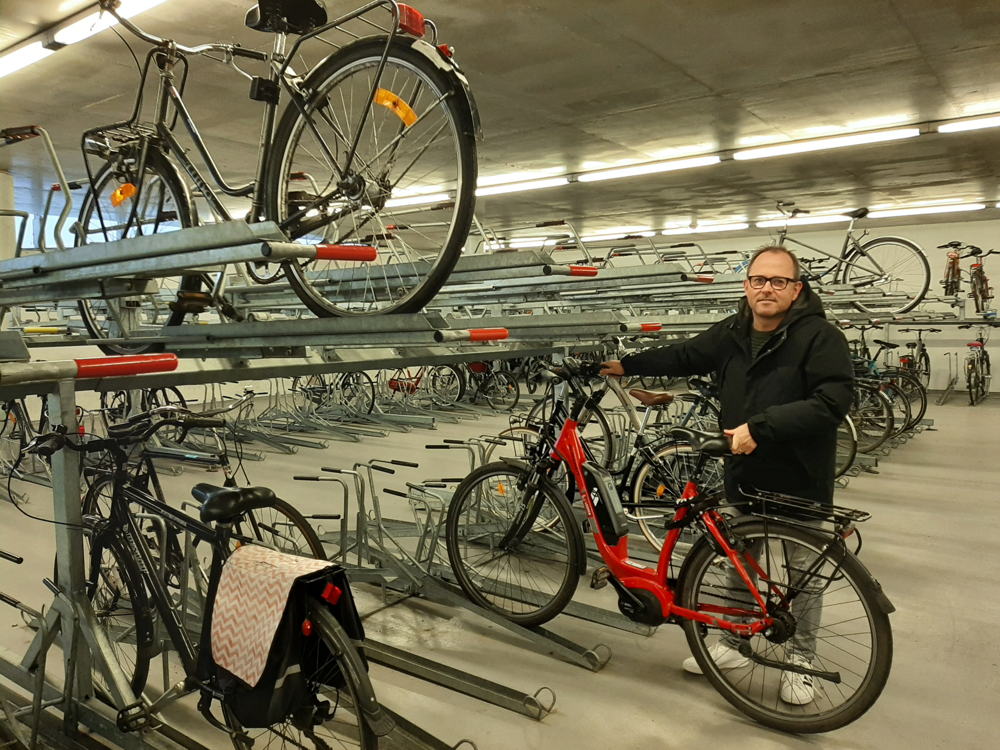 schepen Dessers in fietsenparking Rector De Somerplein