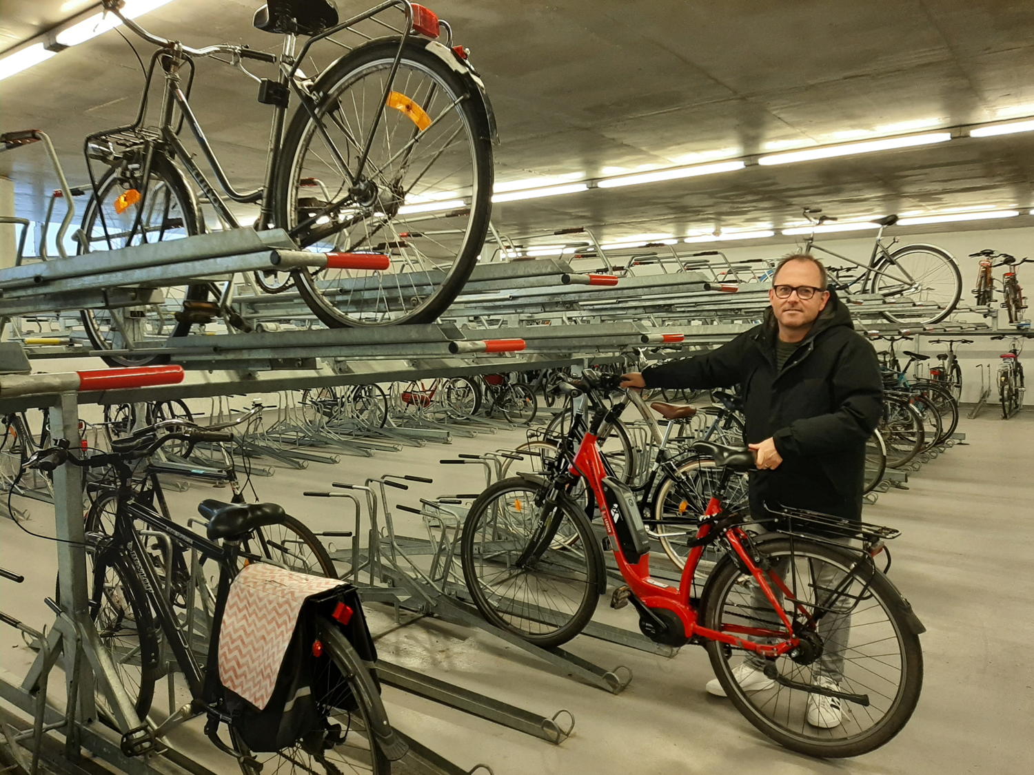 schepen Dessers in fietsenparking Rector De Somerplein
