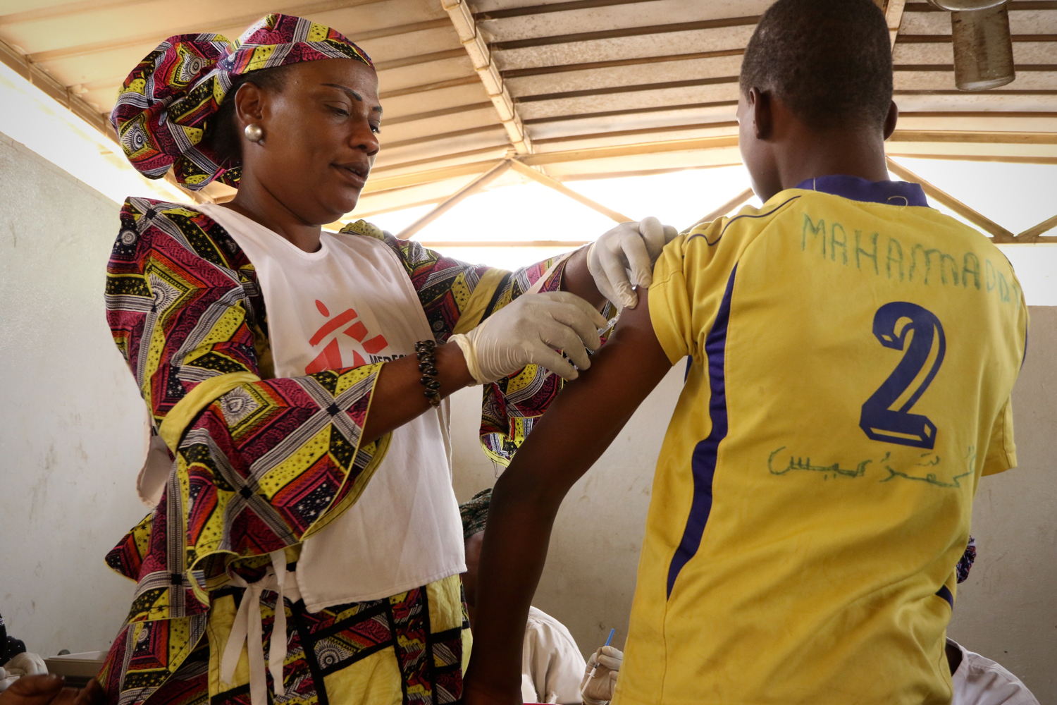 Photo shows an MSF meningitis vaccination campaign in Niamey region. An MSF nurse is vaccinating a teenager in a health centre. Taken 21 April 2017, credit Sarah Pierre/MSF