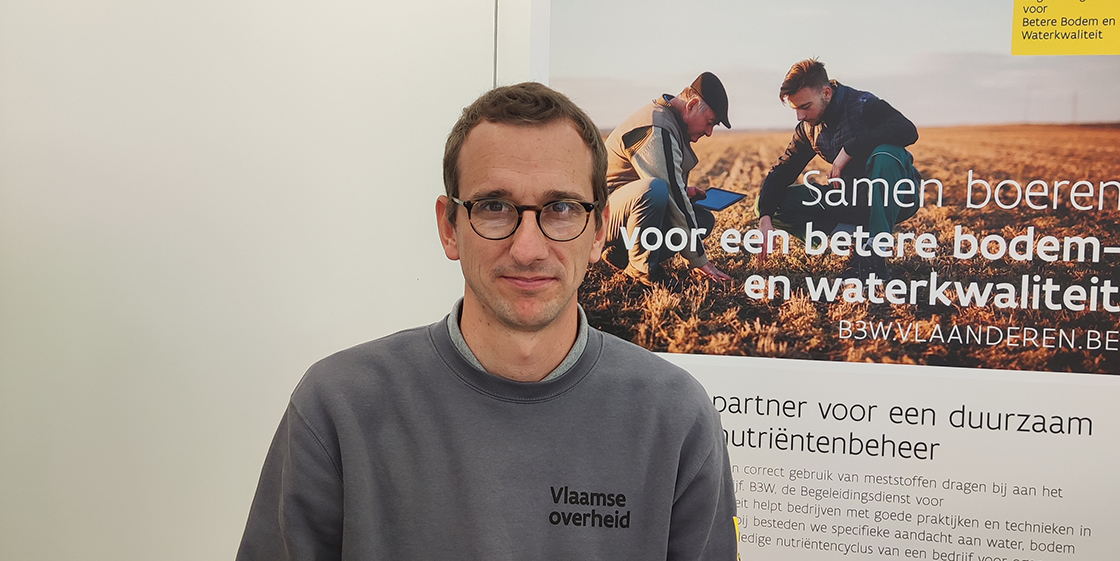 Davy: “Als de bodem gezond is, nemen de planten de toegediende meststoffen beter op. Is dat niet zo? Dan is er een groter risico dat de achterblijvende meststoffen uitspoelen in het water.” Davy: “Als de bodem gezond is, nemen de planten de toegediende meststoffen beter op. Is dat niet zo? Dan is er een groter risico dat de achterblijvende meststoffen uitspoelen in het water.”