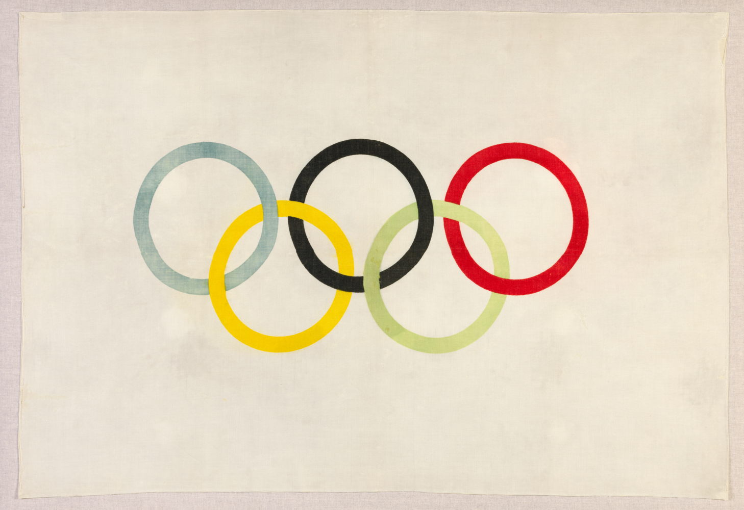 Bij expo 'Breaking Boundaries': Olympische vlag, (c) foto Collectie Stad Antwerpen
