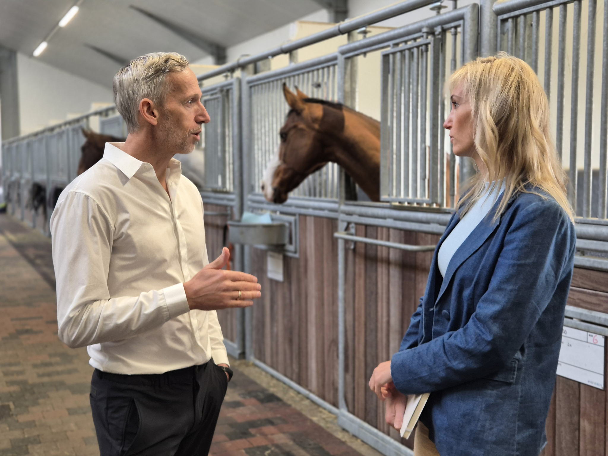 Tom Mariën (CEO Equine Care Group) in gesprek met Ellen Olislagers (directeur familiebedrijven Voka - KvK Limburg)