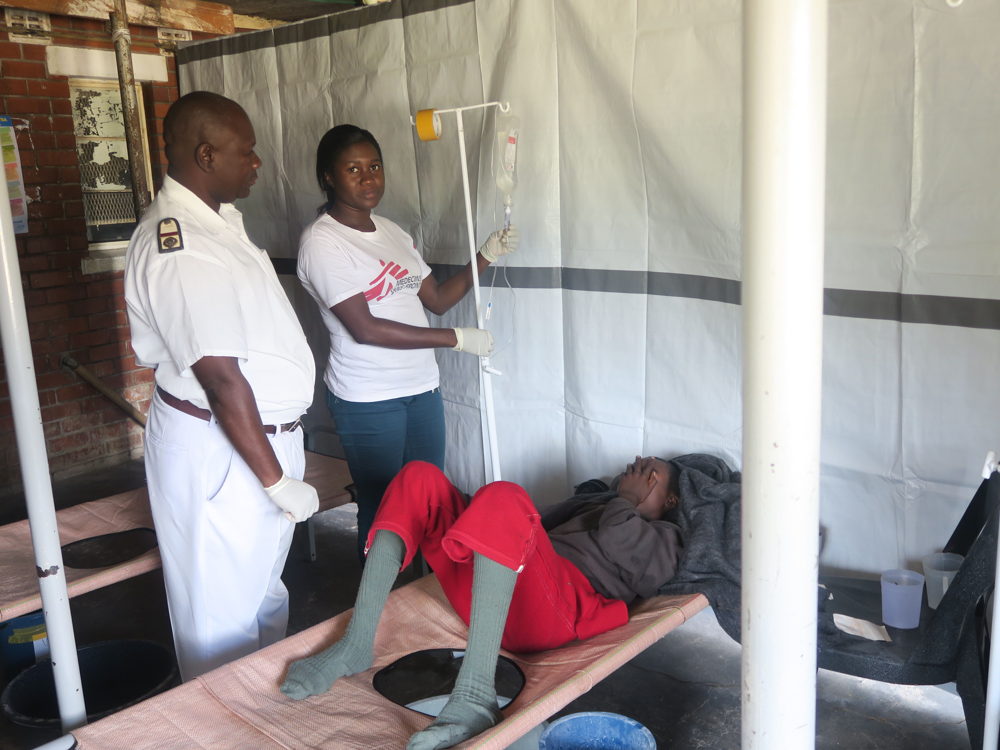 MSF and City of Chitungwiza nurses attend to a patient in the admission ward at the CTU in Chitungwiza