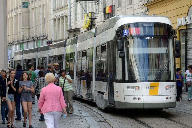 Reizigers stappen op de tram
