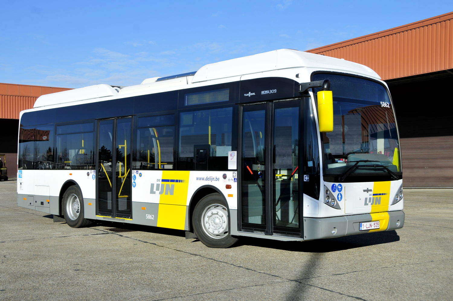 Een hybride bus van de Lierse busbouwer Van Hool .