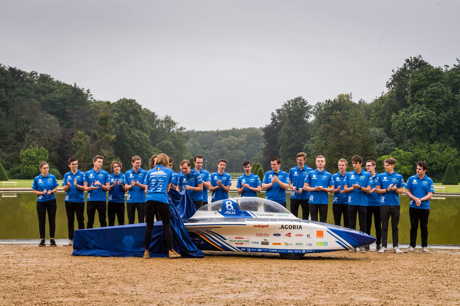 Het Agoria Solar Team met de nieuwe zonnewagen. © Geert Vanden Wijngaert
