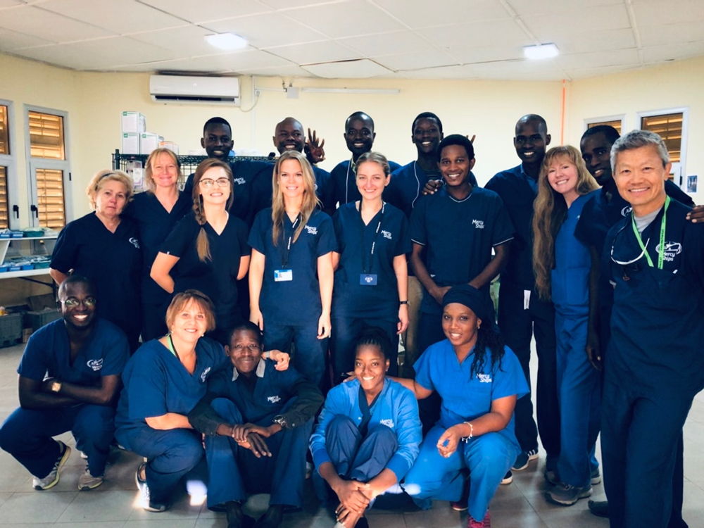 Dr. Elisa Gruber (m.R.4.v.l.) gemeinsam mit dem Team der Dentalklinik im Senegal.