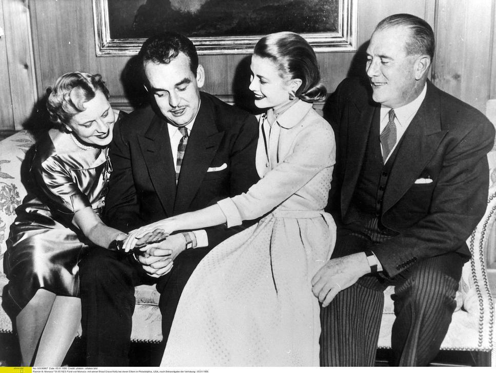 AKG422228 "Grace Kelly with her fiancé Prince Rainier III of Monaco and her parents in Philadelphia after announcing their engagement." ©akg-images / ullstein bild AKG422228 "Grace Kelly with her fiancé Prince Rainier III of Monaco and her parents in Philadelphia after announcing their engagement." ©akg-images / ullstein bild