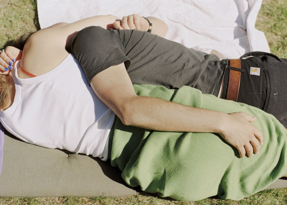 Summer Naps - April 2022 - 70 x 47 cm - mat papier + Wit  linde houten kader + ontspieg eld glas_Liza François 2