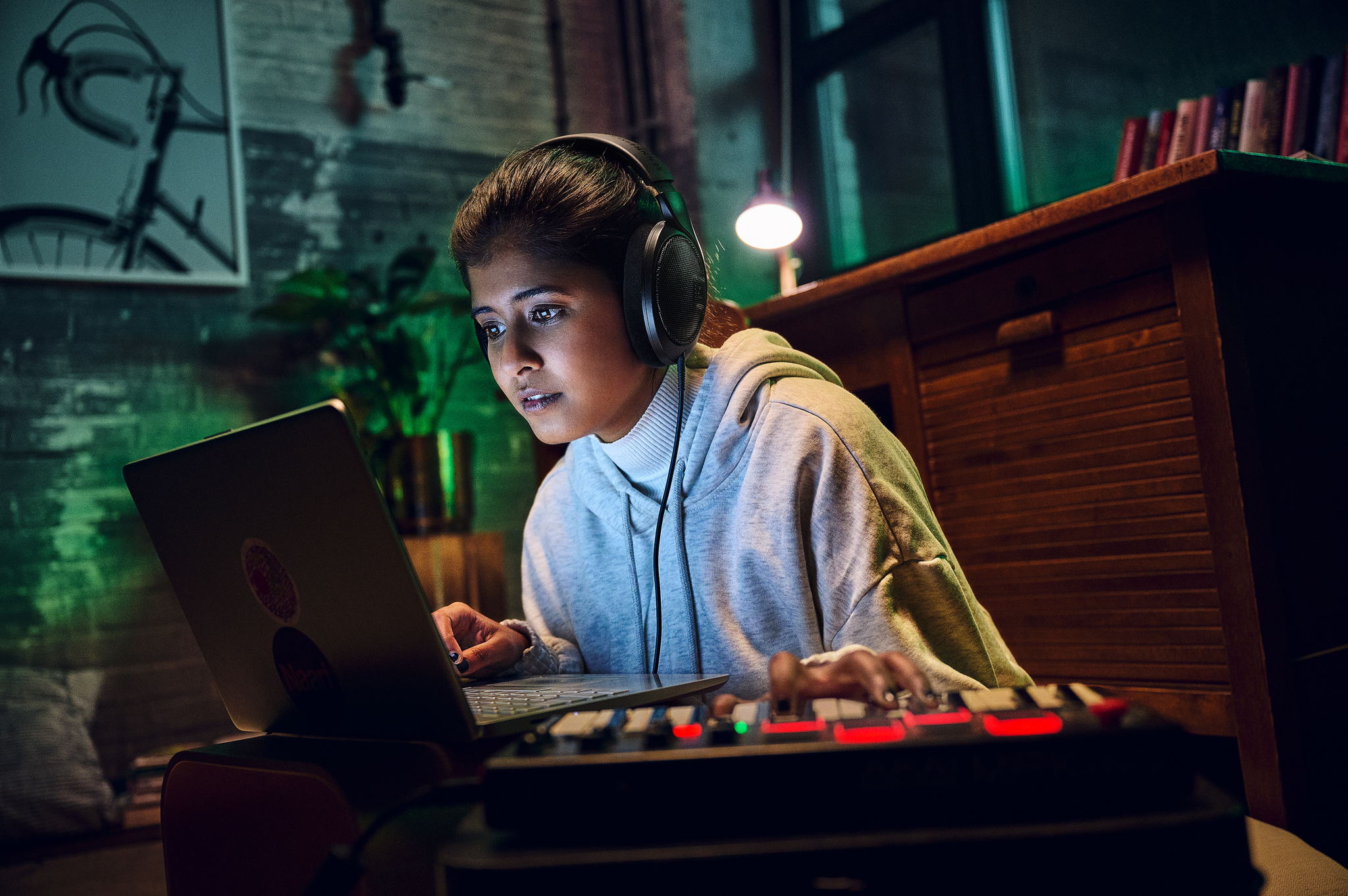 De HD 400 PRO-studiohoofdtelefoon helpt u om zelfs de kleinste details in uw muziek te onthullen. ​ ​