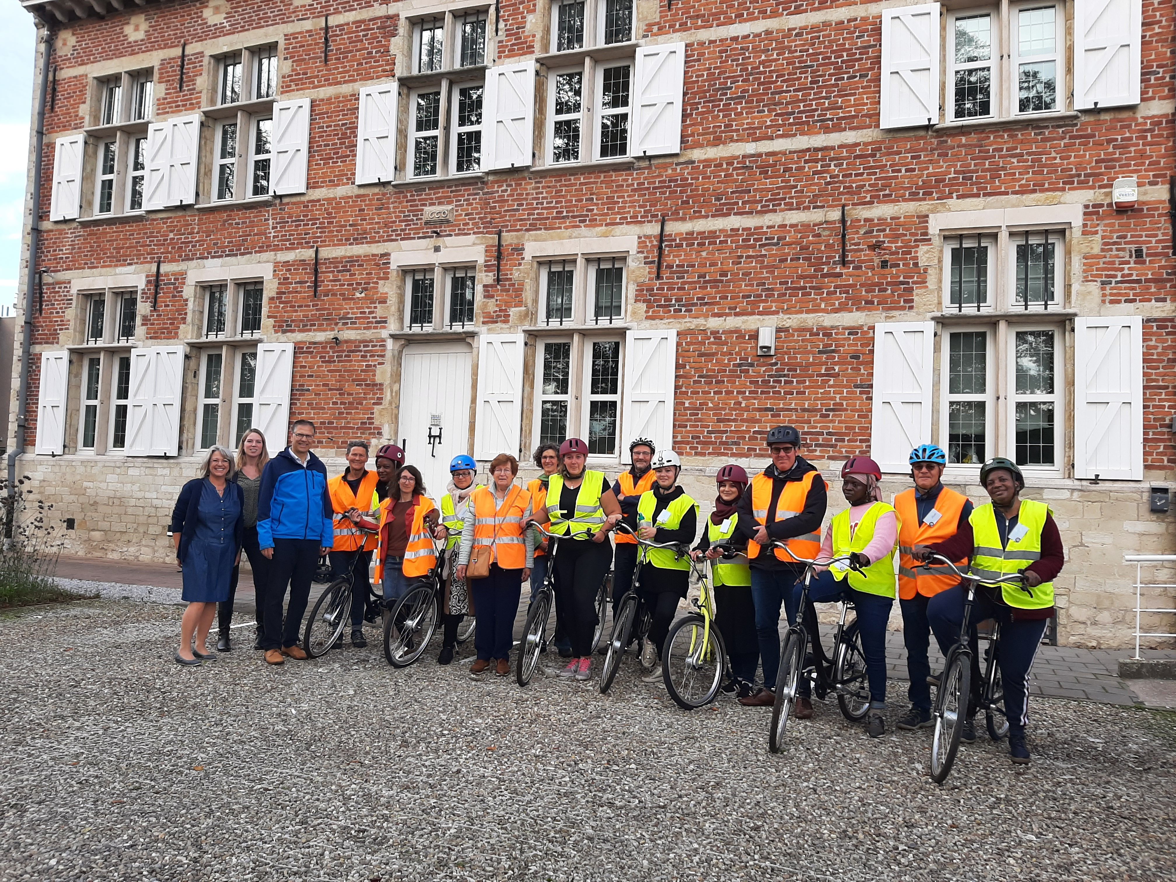 13 fietsers kregen op 29 oktober hun diploma van De Fietsschool in Meise
