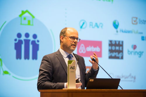 <p>Edwin Klaps, Administrateur-Directeur d’AG Insurance, durant la conférence au sujet de l’économie collaborative. AG Insurance, 15 janvier 2018</p>
<p>Edwin Klaps, Administrateur-Directeur d’AG Insurance, durant la conférence au sujet de l’économie collaborative. AG Insurance, 15 janvier 2018</p>