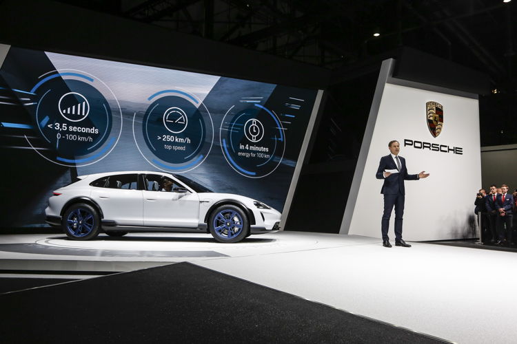 
Salón del Automóvil de Ginebra 2018: Oliver Blume, Presidente del Consejo Directivo de Porsche AG, presentando el estudio conceptual Mission E Cross Turismo