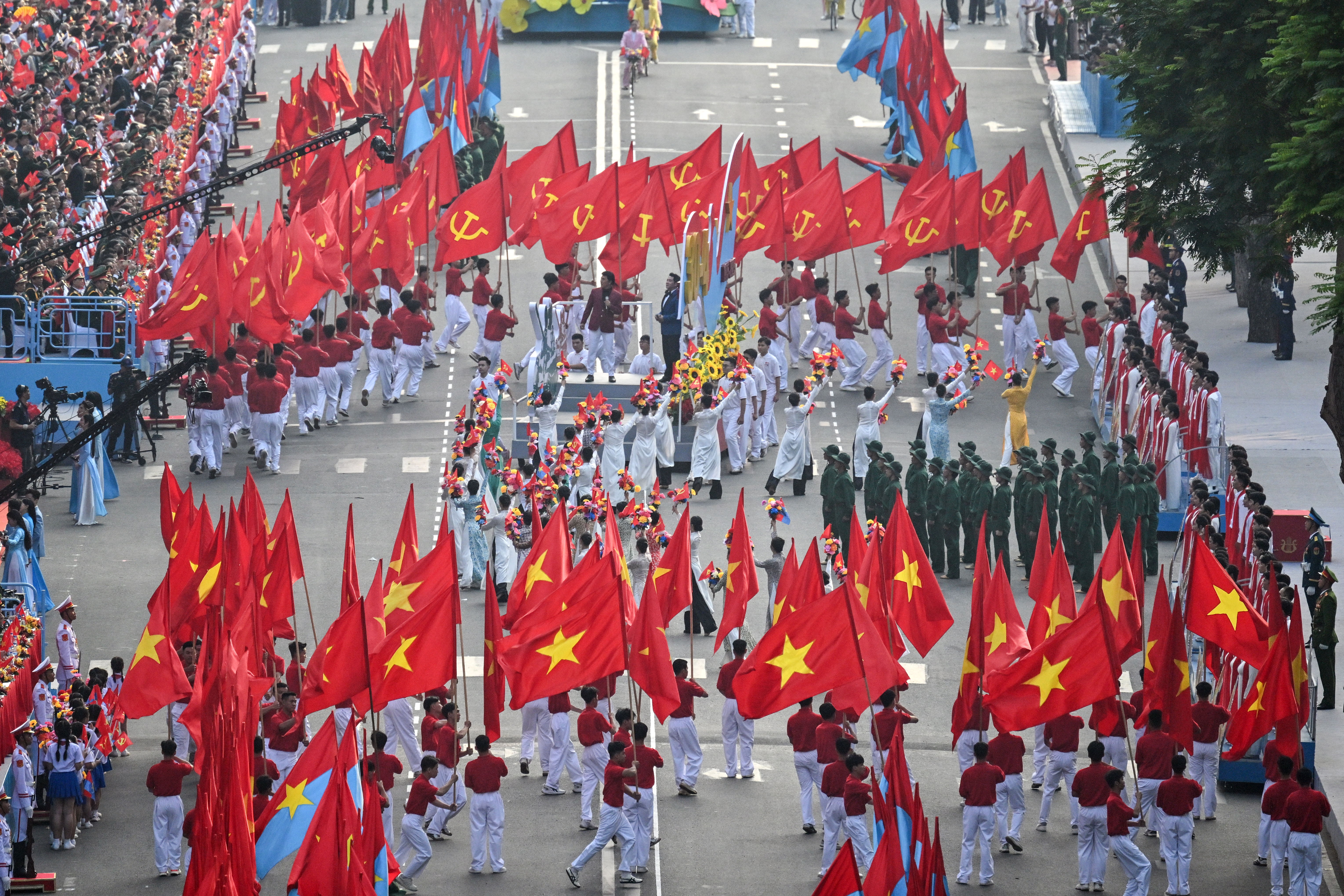 Participants perform during a parade marking the 50th anniversary of the fall of Saigon and the end of the Vietnam War in Ho Chi Minh City on April 30, 2025. © PHOTO NHAC NGUYEN / AFP Participants perform during a parade marking the 50th anniversary of the fall of Saigon and the end of the Vietnam War in Ho Chi Minh City on April 30, 2025. © PHOTO NHAC NGUYEN / AFP