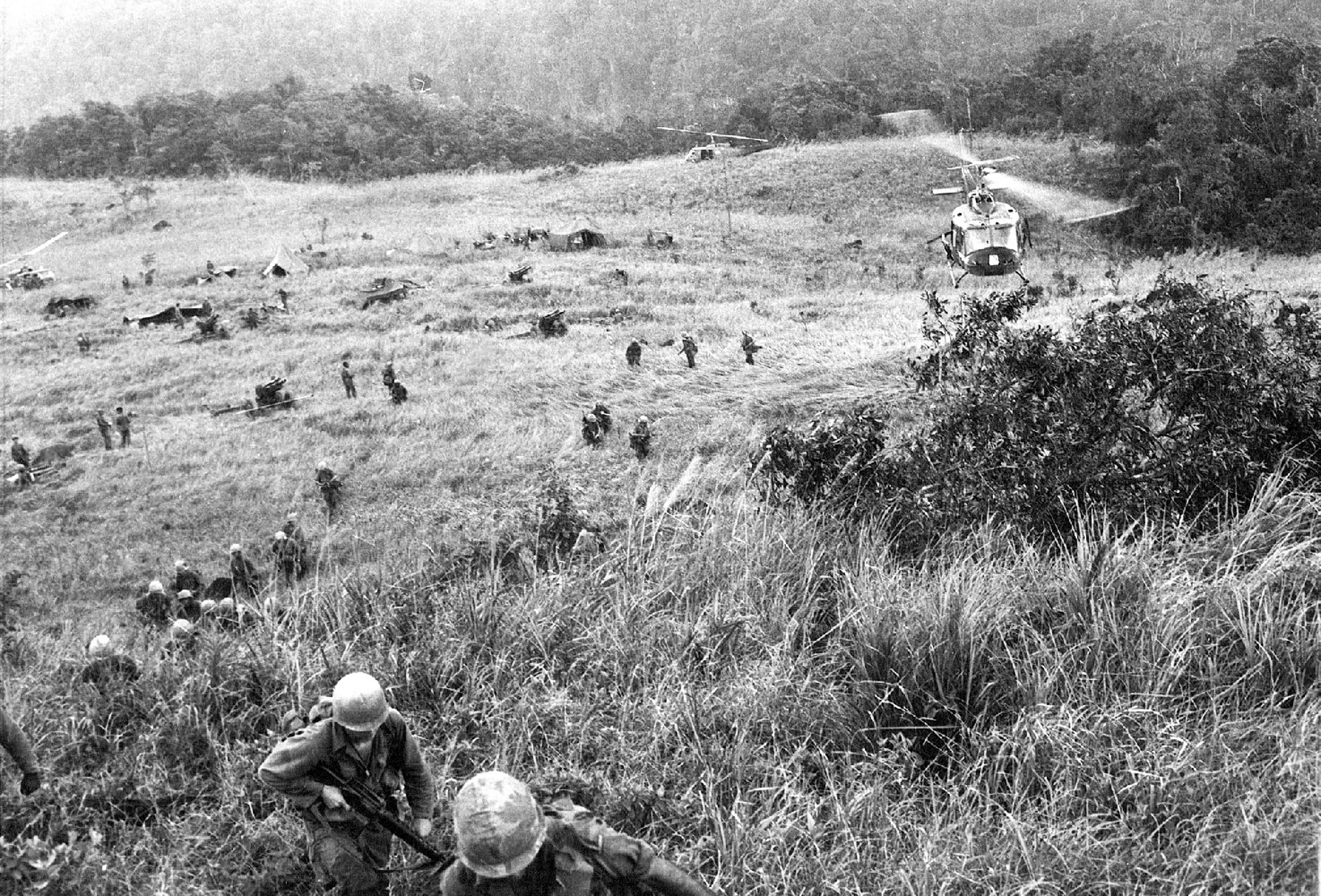 US Army troops deploy at an LZ Landing Zone in the Central Highlands during the Battle of Ia Drang. © PHOTO IMAGO US Army troops deploy at an LZ Landing Zone in the Central Highlands during the Battle of Ia Drang. © PHOTO IMAGO