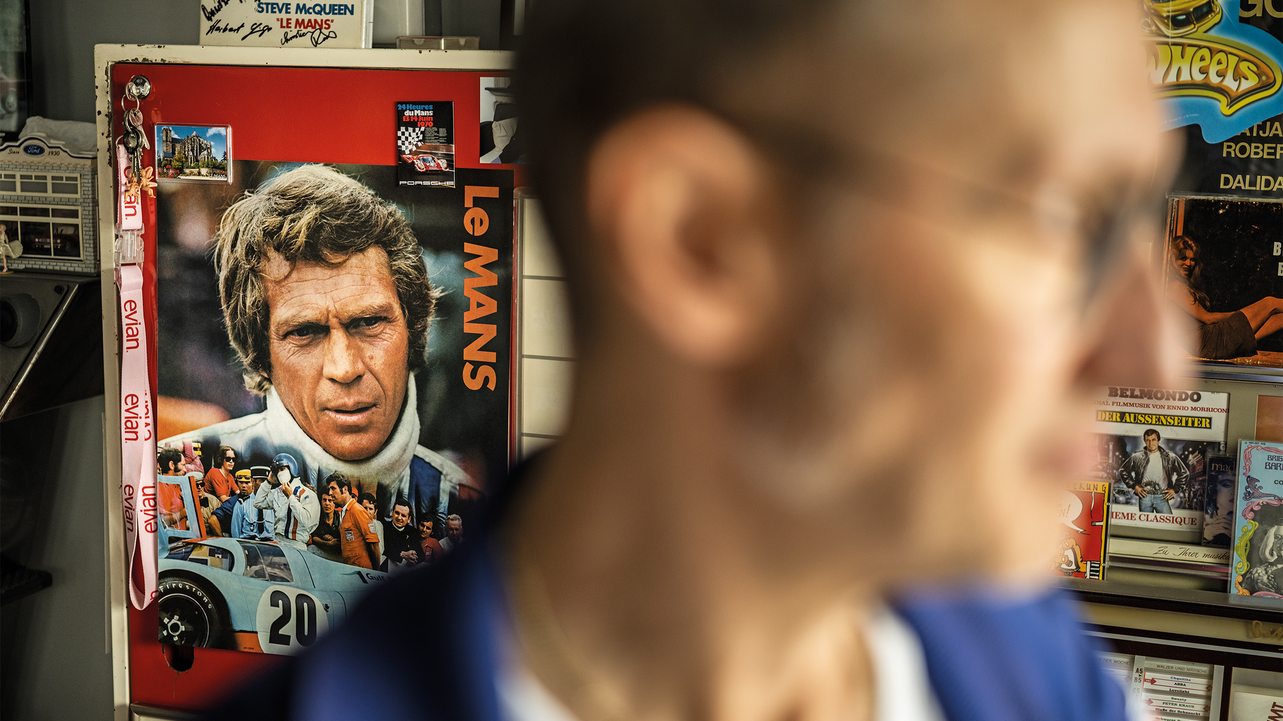 ¿Quién mira a quién? Desde el cartel, Michael Delaney, alias Steve McQueen, fija su mirada en Frank Wrobel. Ambos son cazadores, ambos han tenido grandes victorias en sus miras. Cada uno en su propia persecución: uno en la pista, el otro en largas y laberínticas búsquedas. Siempre desafiando sus límites.