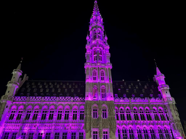 Morgen zal het stadhuis van Brussel in het roze gehuld worden ter gelegenheid van de ‘World Breast Cancer Awareness Day’.