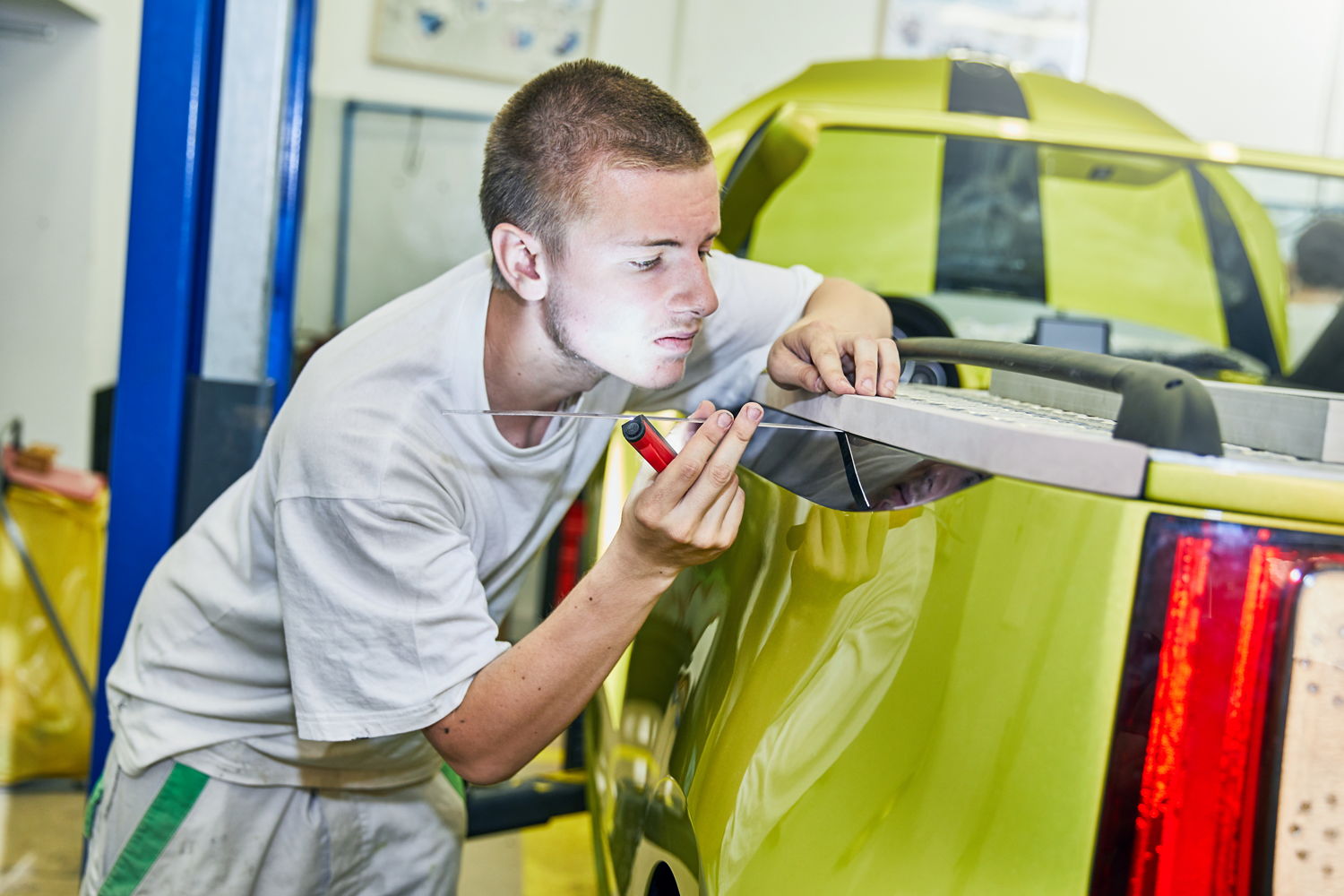 The 22 trainee engineers come from nine different professional fields – among them body painters, car electricians, body makers, motor mechanics and logistics specialists.