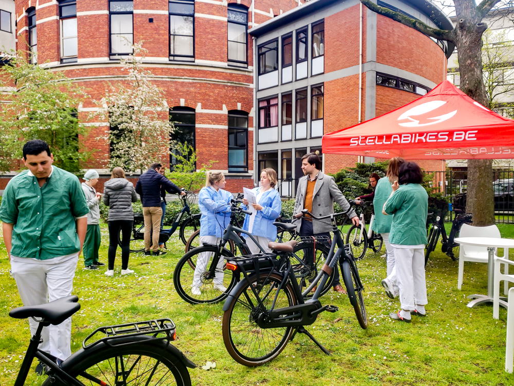 Medewerkers van ZNA bekijken de verschillende elektrische fietsen van Stella Bikes in ZNA Stuivenberg.