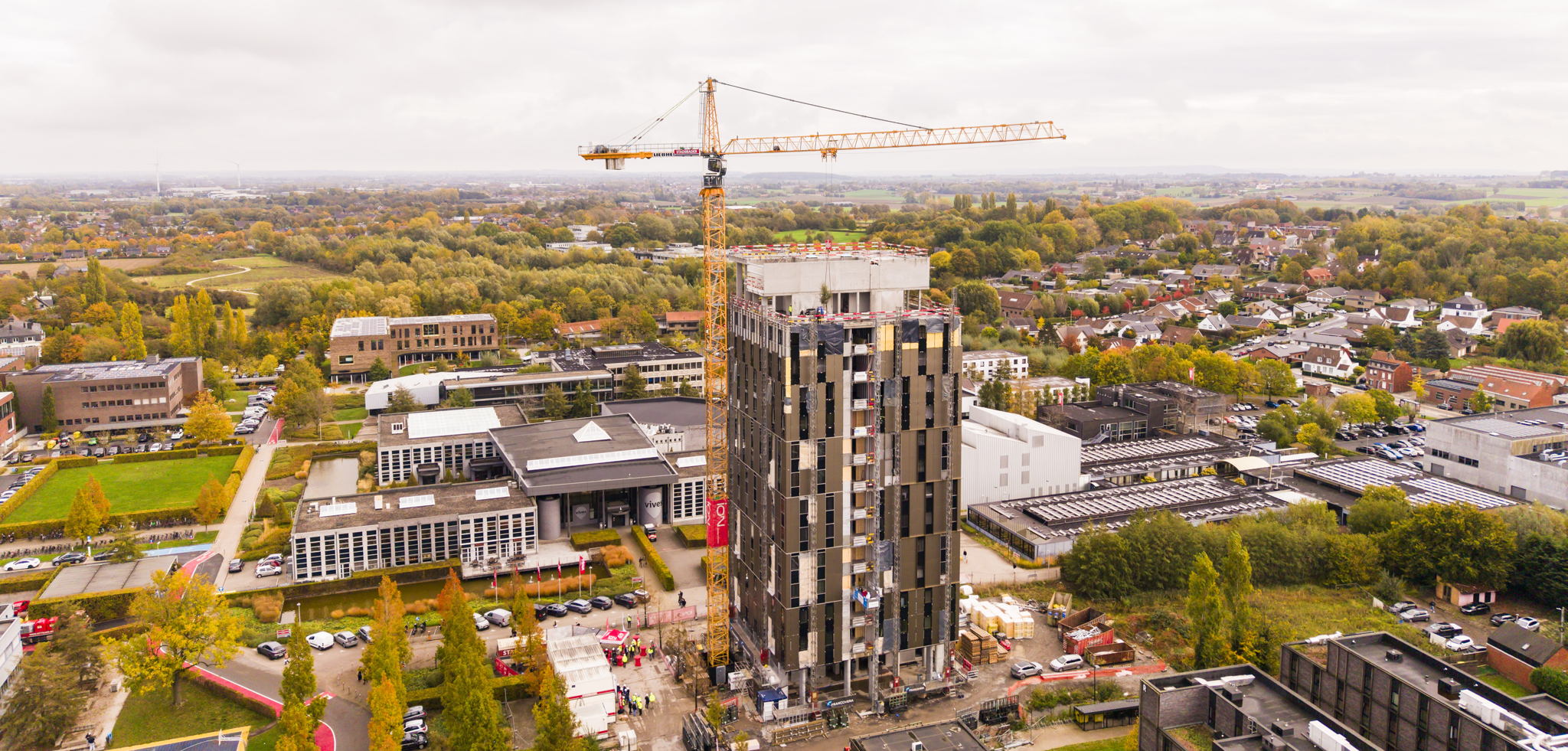 Meiboom geplaatst op 53 meter hoogte: Kortrijkse studententoren ‘The Sky’ bereikt hoogste punt