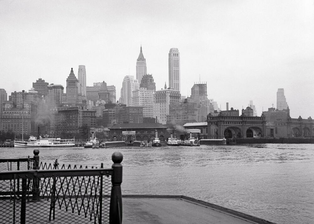 AKG8297613  1930s SKYLINE OF LOWER MANHATTAN BUSINESS DISTRICT.  © akg-images / ClassicStock / CHARLES PHELPS CUSHING